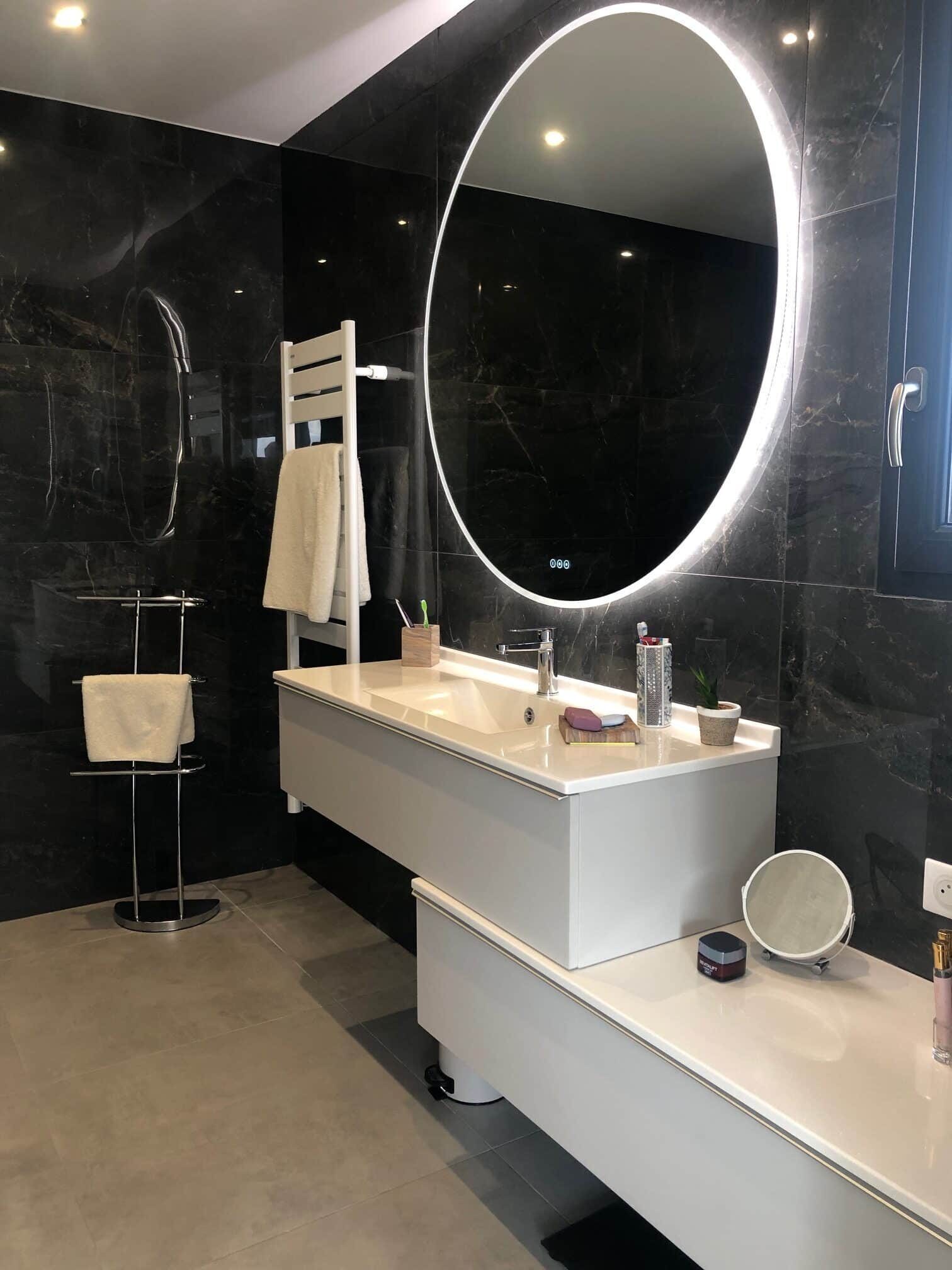 Salle de bain, marbre noir, miroir rond